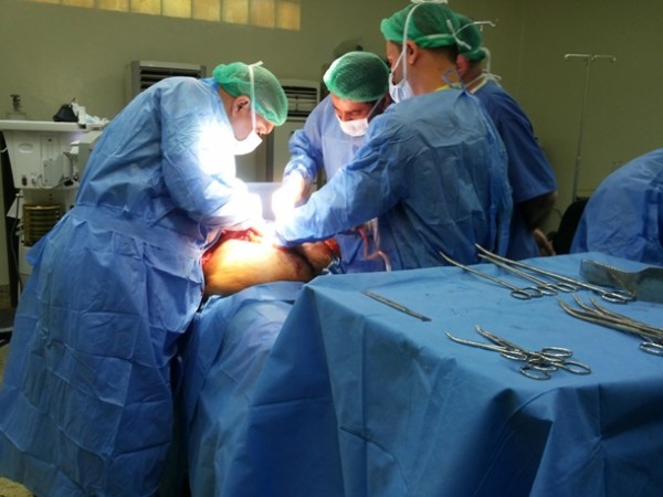 فريق طبي جراحي ينجح برفع ورم بحجم ( 6 ) كيلو من بطن مريض