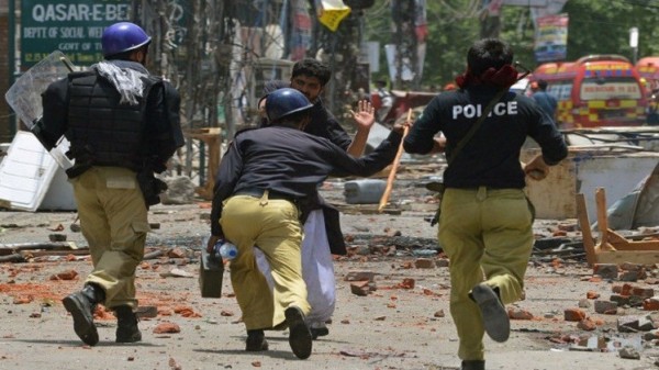مقتل 9 أشخاص في تفجير انتحاري جنوب غرب باكستان (فيديو)