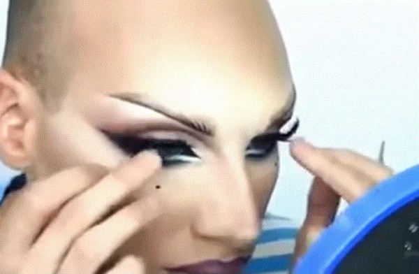 بالفيديو ... رجل يُحول وجهه بـ«المكياج» إلى امرأة: «ملكة جمال»