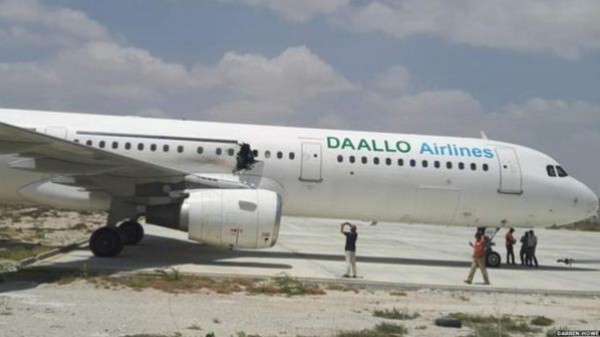 مقديشو تؤكد أن قنبلة انفجرت على متن الطائرة الصومالية