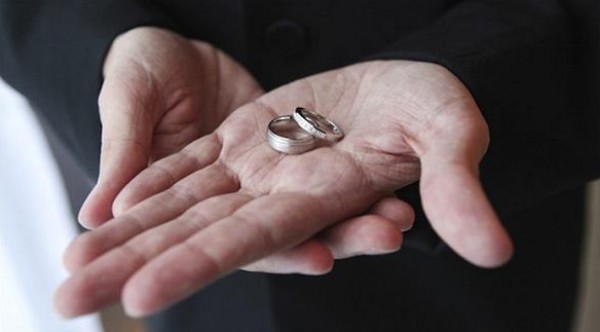 صورة: لن تصدق ماذا حفرت هذه المرأة على خاتم زفاف زوجها