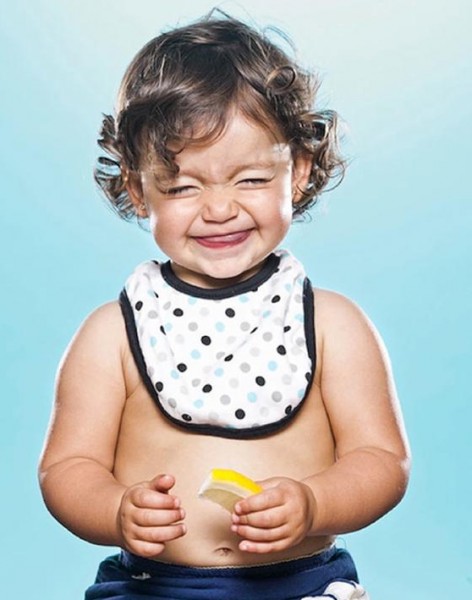 فيديو مضحك ... لرد فعل الأطفال عند تناول الحامض " الليمون "