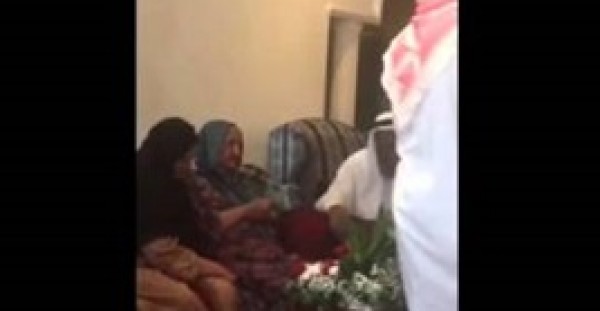 شاهد.. ماذا فعل سعودي أثناء تقديم هدية لزوجته بمناسبة 59 سنة زواج