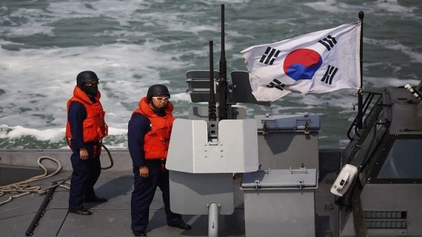 زورق شمالي يخترق المياه الإقليمية لكوريا الجنوبية