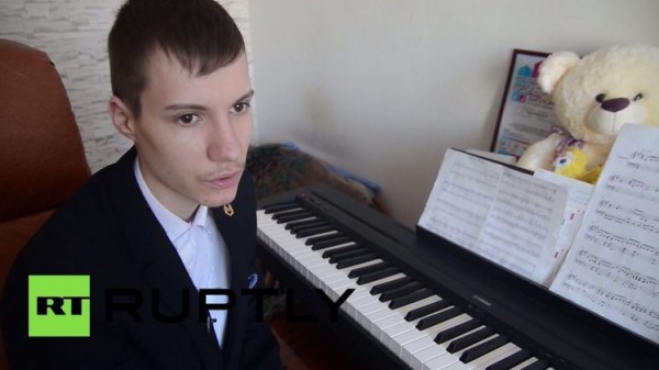 شاب يعزف على البيانو بدون أصابع (بالفيديو)