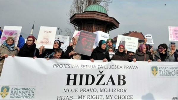 نسوة بوسنيات يحتججن على حظر الحجاب