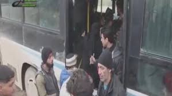 فيديو.. مئات العالقين على حدود تركيا يعودون لريف حلب