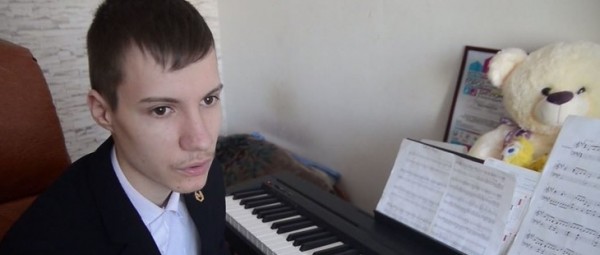 بالفيديو ... شاب يعزف على البيانو بدون أصابع
