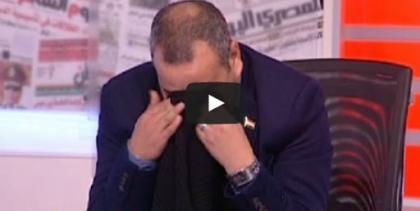 القرموطي يبكى تأثرا بقصيدة ألقتها فتاة كفيفة