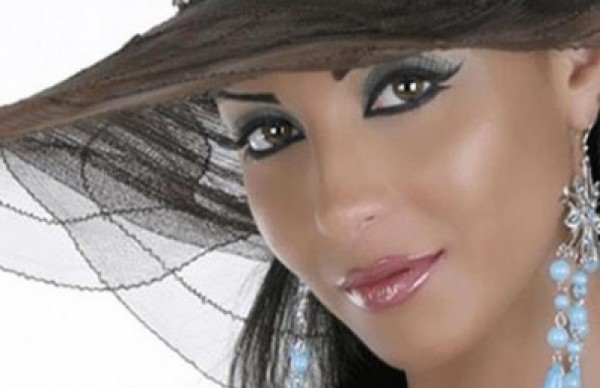 دوللي شاهين مهددة بمنعها من الغناء في مصر بسبب "شورتها"
