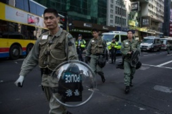 الشرطة تطلق النار تحذيرا خلال مواجهات مع متظاهرين في هونغ كونغ