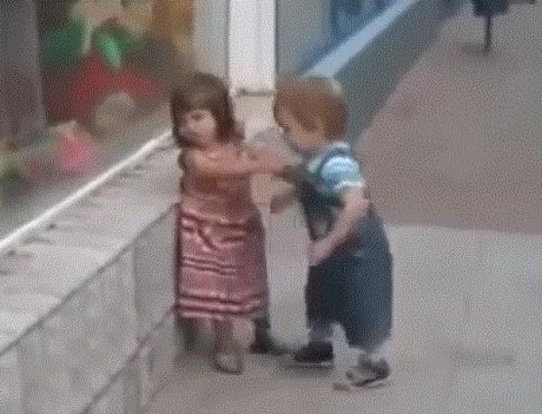 فيديو مضحك لطفل يريد أن يقبل طفلة رغم رفضها