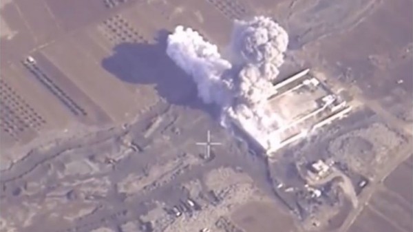 قناة فرنسية تبث لقطات الضربات الروسية في سوريا وتنسبها للتحالف