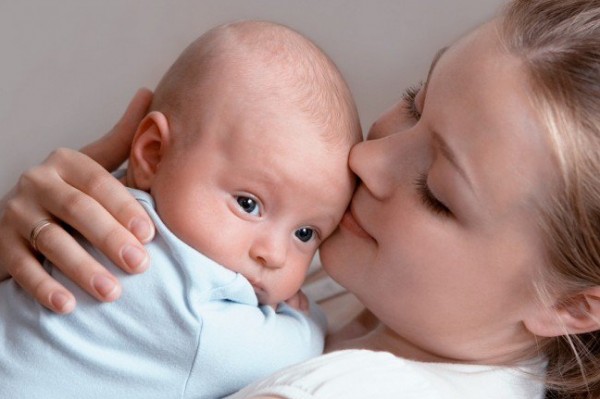 الأمهات اللاتي ينام أطفالهن بجوارهن أكثر حرصًا على الرضاعة الطبيعية