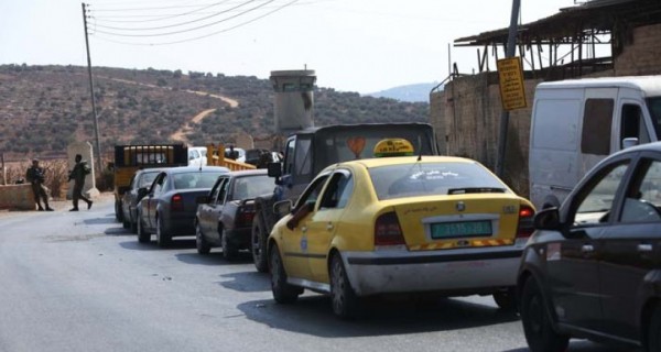 عشرات المركبات محتجزة على حاجز بيت عور