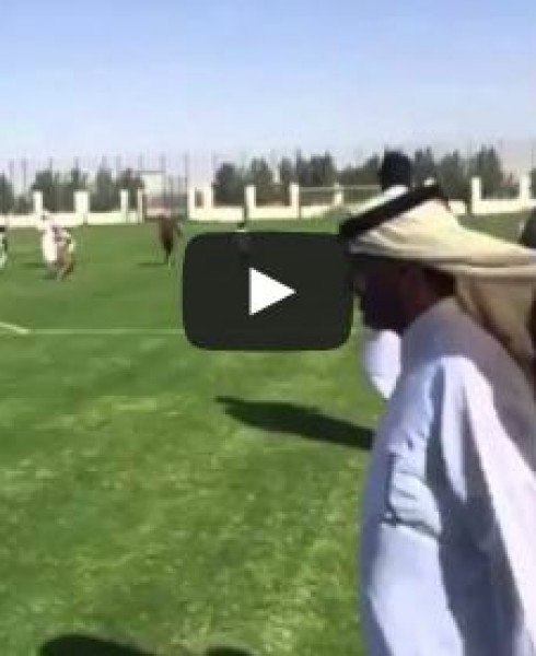 أمير قطر يلعب الكرة