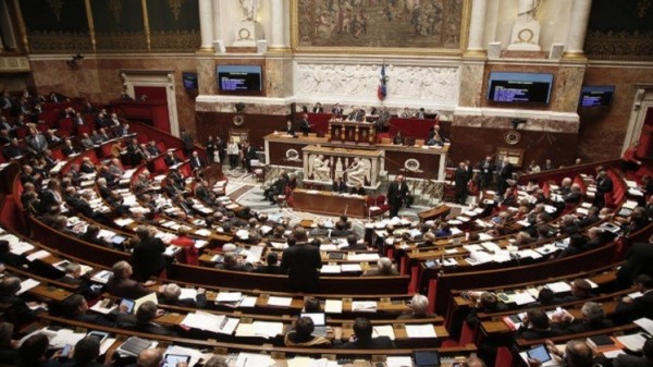 النواب الفرنسيون يصوتون على إدراج إسقاط الجنسية في الدستور