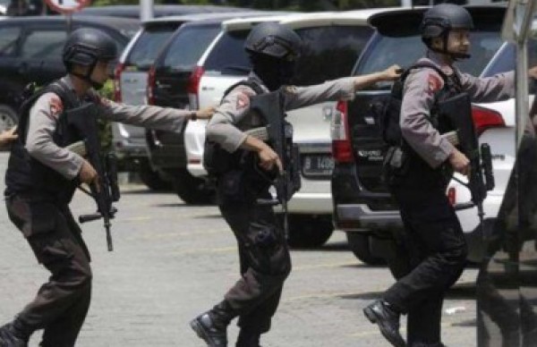 مقتل شرطي ومسلحين اثنين بتبادل لإطلاق النار في إندونيسيا