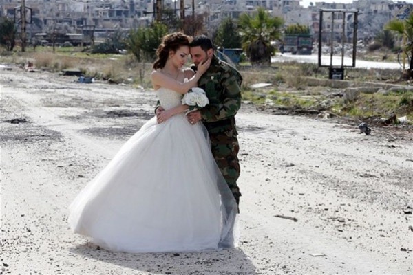 بالصور.. عروسان سوريان وسط ركام المباني المنهارة في حمص