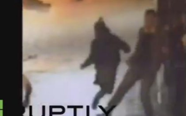 الشرطة تصف رجلا بالبطل لعرقلته بقدمه فرار مراهق (فيديو)