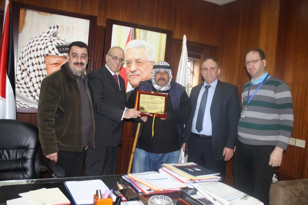 رئيس لجنة إدارة بلدية نابلس يكرم المواطن صلاح علي فوزي التيتي