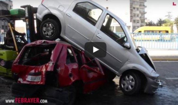 بالفيديو: حافلة حولت سيارات إلى خردة حديدية