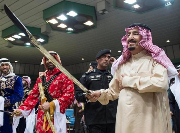 الملك السعودي يشارك في العرضة
