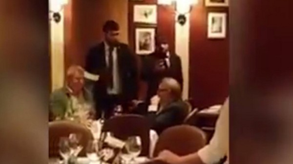 بالفيديو.. مجهول يلقي قالب حلوى على وجه أحد قادة المعارضة الروسية