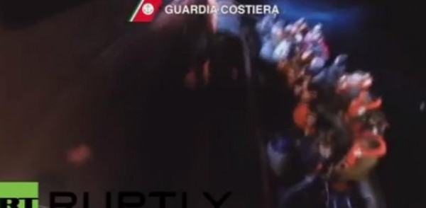 حرس الحدود الإيطالي يوقف عشرات اللاجئين (فيديو)