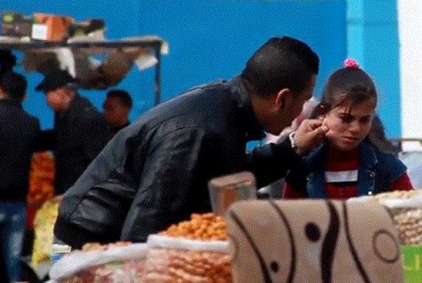 بالفيديو .. طفلة تُضرب في شوارع غزة .. فما ردة فعل المارة !