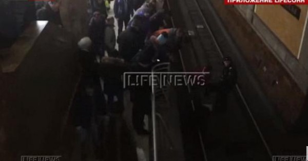 فيديو يحبس الأنفاس.. رجلان وسيدة تحت عجلات قطار