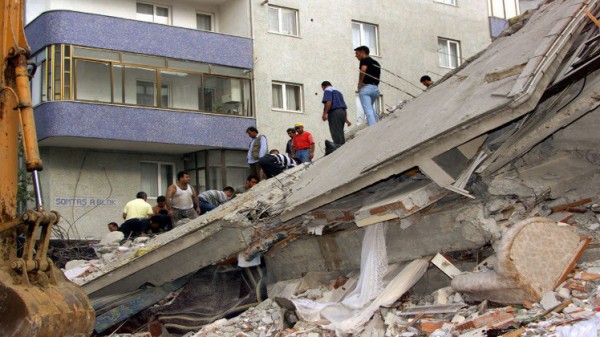 انهيار مبنى من 5 طوابق في اسطنبول (فيديو)