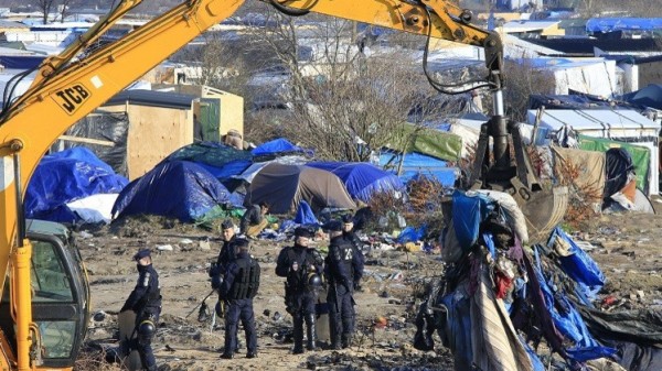 فرنسا .. وضع 1000 مهاجر من مخيم كاليه في "حاويات"