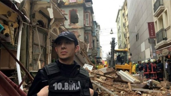 انهيار مبنيين في قلب مدينة اسطنبول
