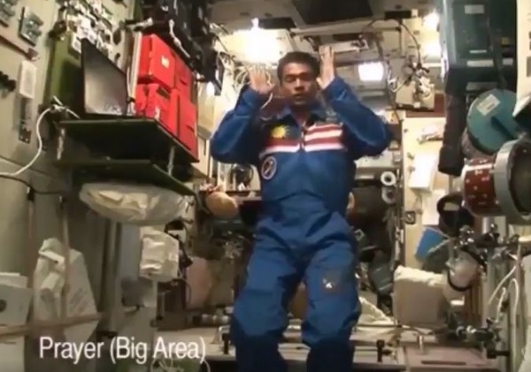 شاهد ..رئاد فضاء ماليزي يقوم بالصلاة خارج كوكب الأرض
