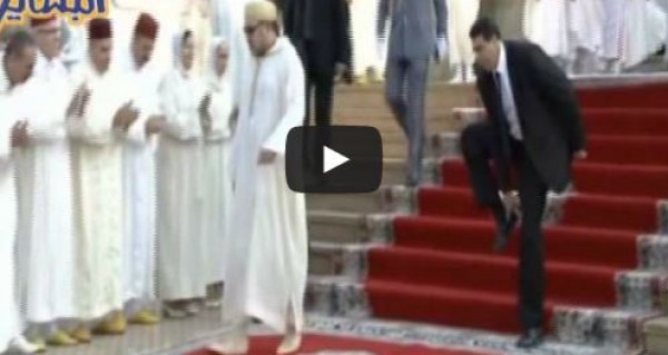 فيديو سرقة حذاء حارس ملك المغرب أثناء خروجه من المسجد