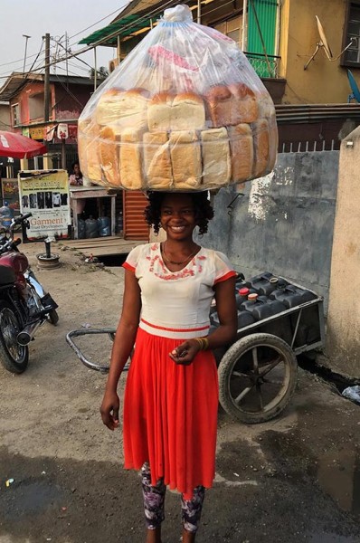الصدفة تحوّل هذه الحسناء نيجيرية من بائعة خبز إلى عارضة