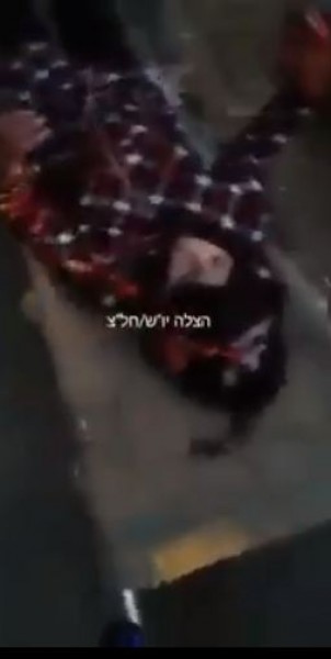 شاهد..جيش الاحتلال يعتقل الفتاة التي أطلق عليها النار بعد تركها تنزف لفترة زمنية دون تقديم العلاج الأولي