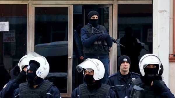 تركيا.. اشتباك بين الشرطة ومتظاهرين مؤيدين للأكراد في اسطنبول