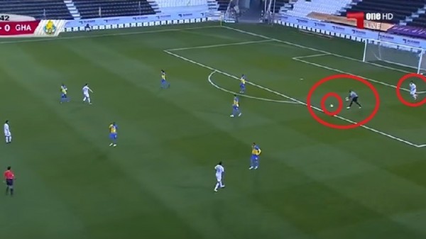 فيديو.. مغربي يسرق الكرة من حارس قطري ويضعها في شباكه