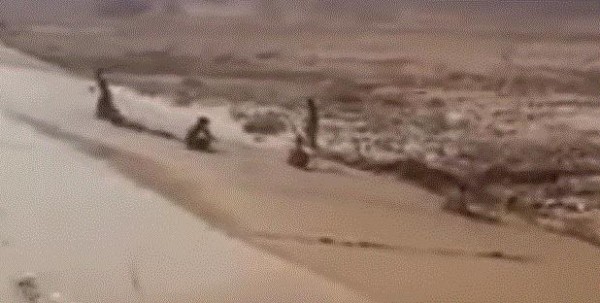 فيديو طريف لأطفال يلهون بمياه السيول التي شهدتها محافظة حقل السعودية مؤخرا