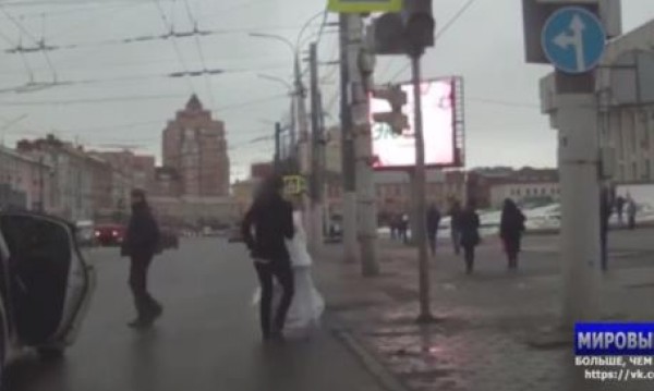 روسيا.. مشاجرة عنيفة بين عروسين في أحد شوارع مدينة تولا الروسية (فيديو)