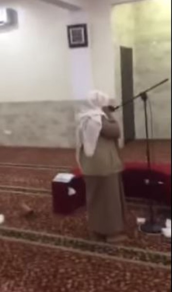 طفل يؤدي الآذان بصوت تقشعر له الأبدان