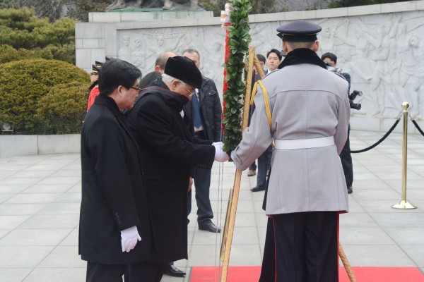 الرئيس يلتقي السفراء العرب في كوريا الجنوبية ويضع اكليلا من الزهور على ضريح الجندي المجهول