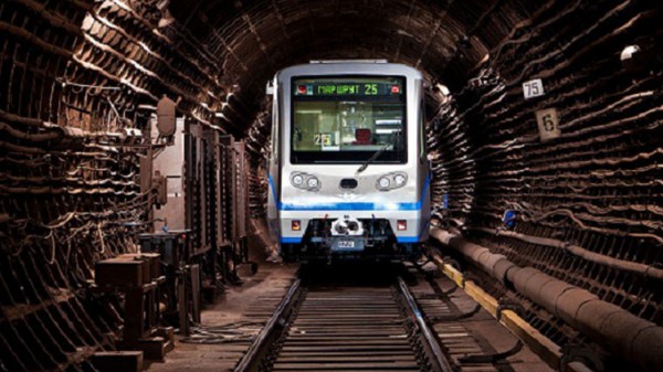 قطار ذو قيادة آلية يبدأ السير في مترو الأنفاق بموسكو