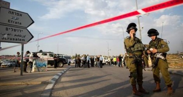 الاحتلال يغلق حاجز جبع شمال القدس بالمكعبات