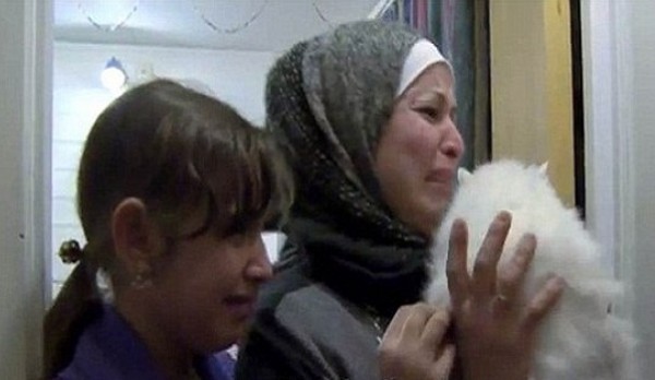 بالفيديو ... عائلة لاجئين عراقيين تبكي تأثرا بعودة هر ضاع منها