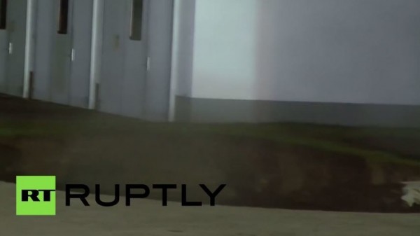 حفرة أرضية عملاقة تبتلع منزلا في ألمانيا.. (فيديو)