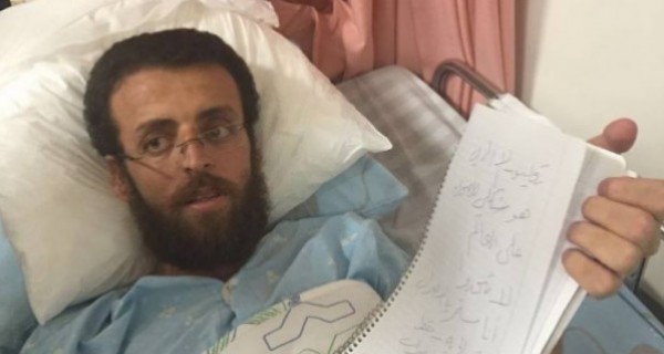 خريجي كلية الطب في باكستان يتضامنون مع الاسير محمد القيق في حفل تخرجهم