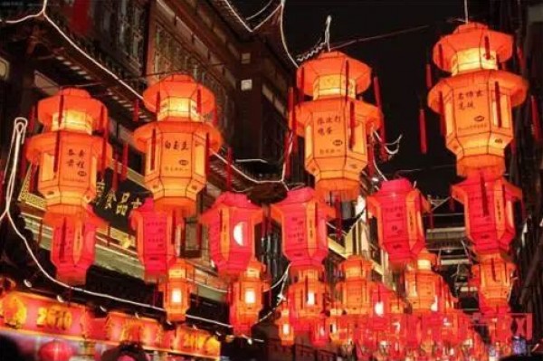 الصينيون يحتفلون اليوم الاثنين بمهرجان عيد الفوانيس